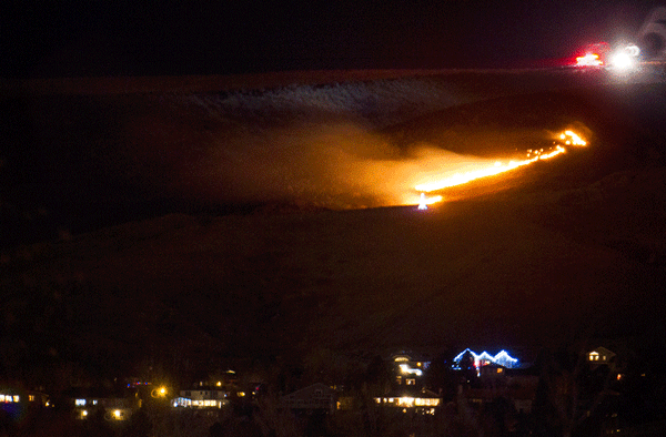 A fire burns on Green Mountain. (Kevin J. Beaty/Denverite)
